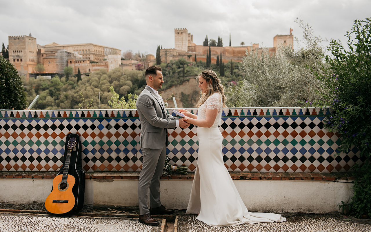 intimate wedding with views of the Alhambra in the Albaicín Granada