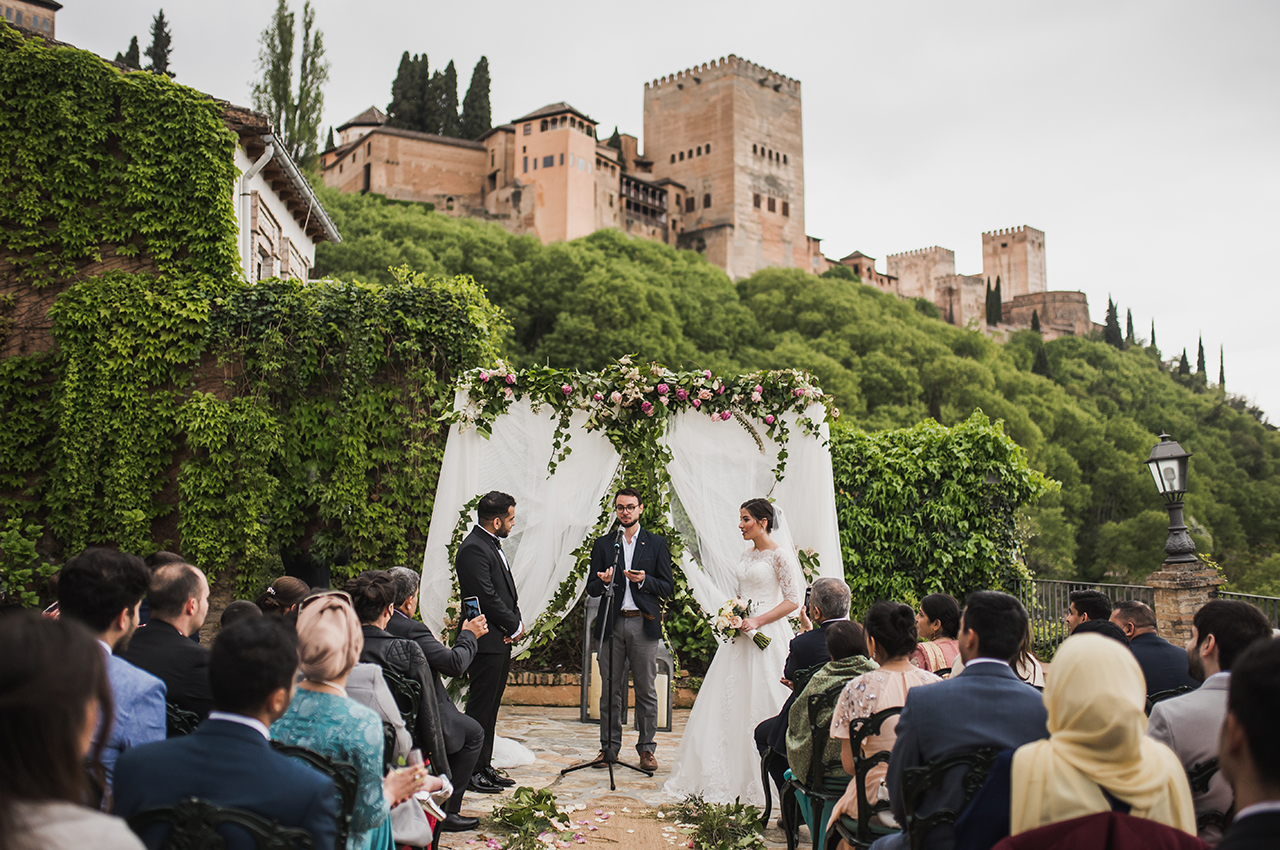 intimate wedding in Carmen de los Chapiteles Granada with views to the Albaicín
