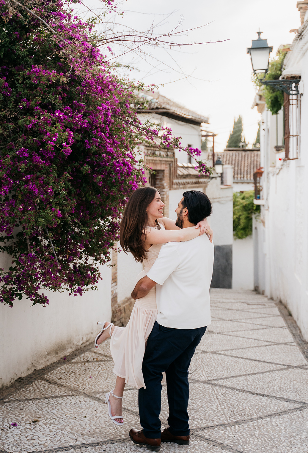 Pareja paseando por el Albaicín en Granada