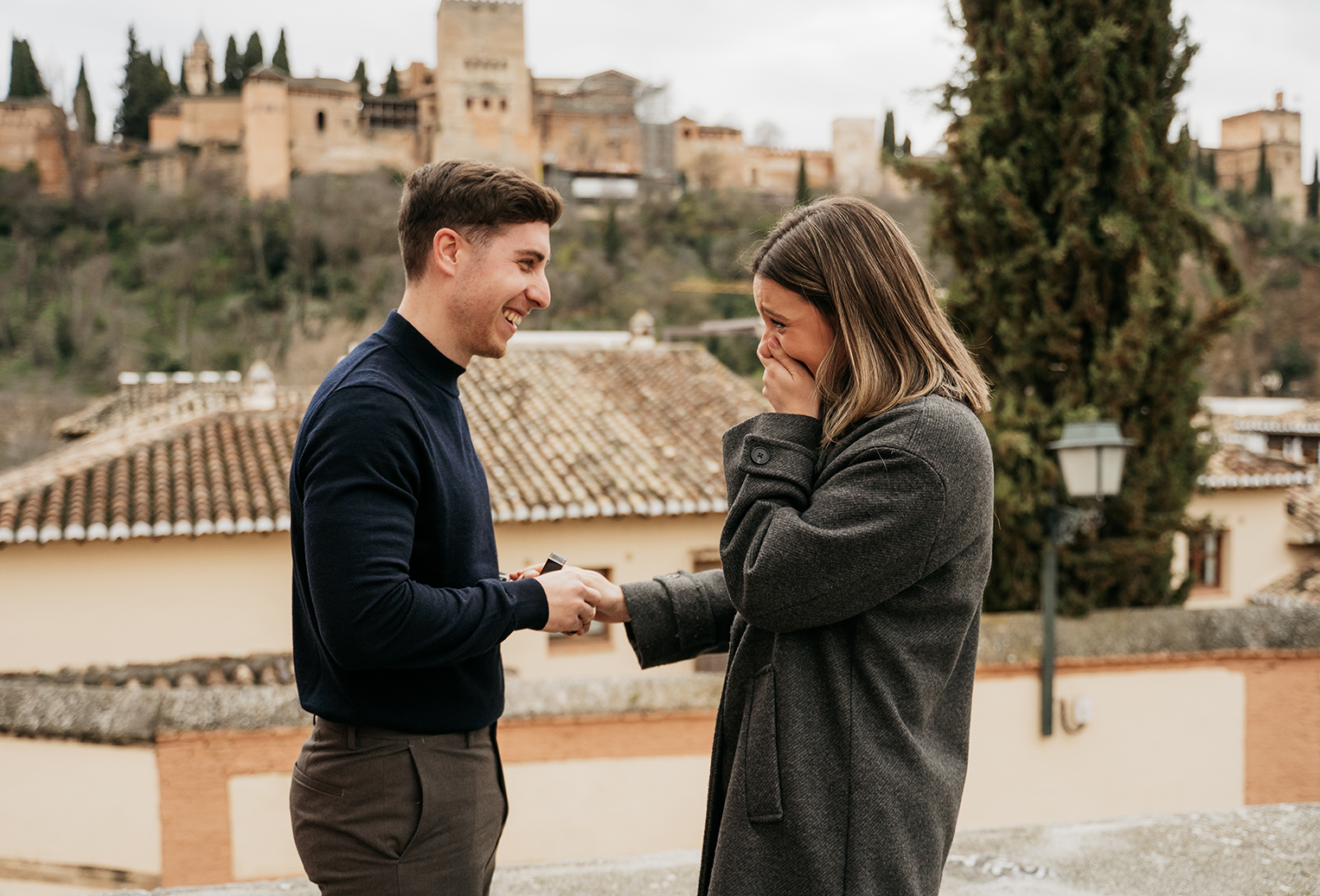 Pedida de mano romántica en Granada al atardecer